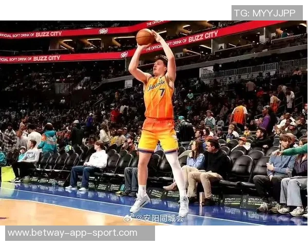 克尼佩尔高中展示母校球衣寄托希望期待他成为学生们的榜样